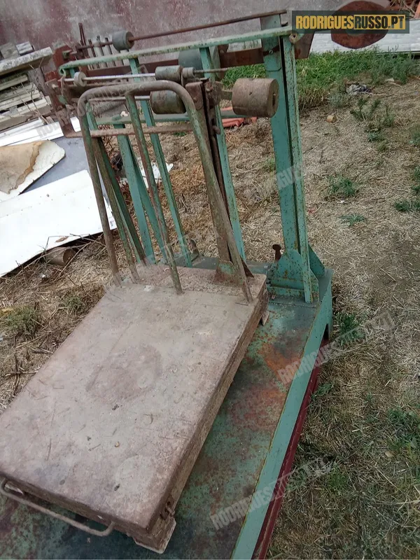 Duas balanças, até 150 kg e até 1500 kg